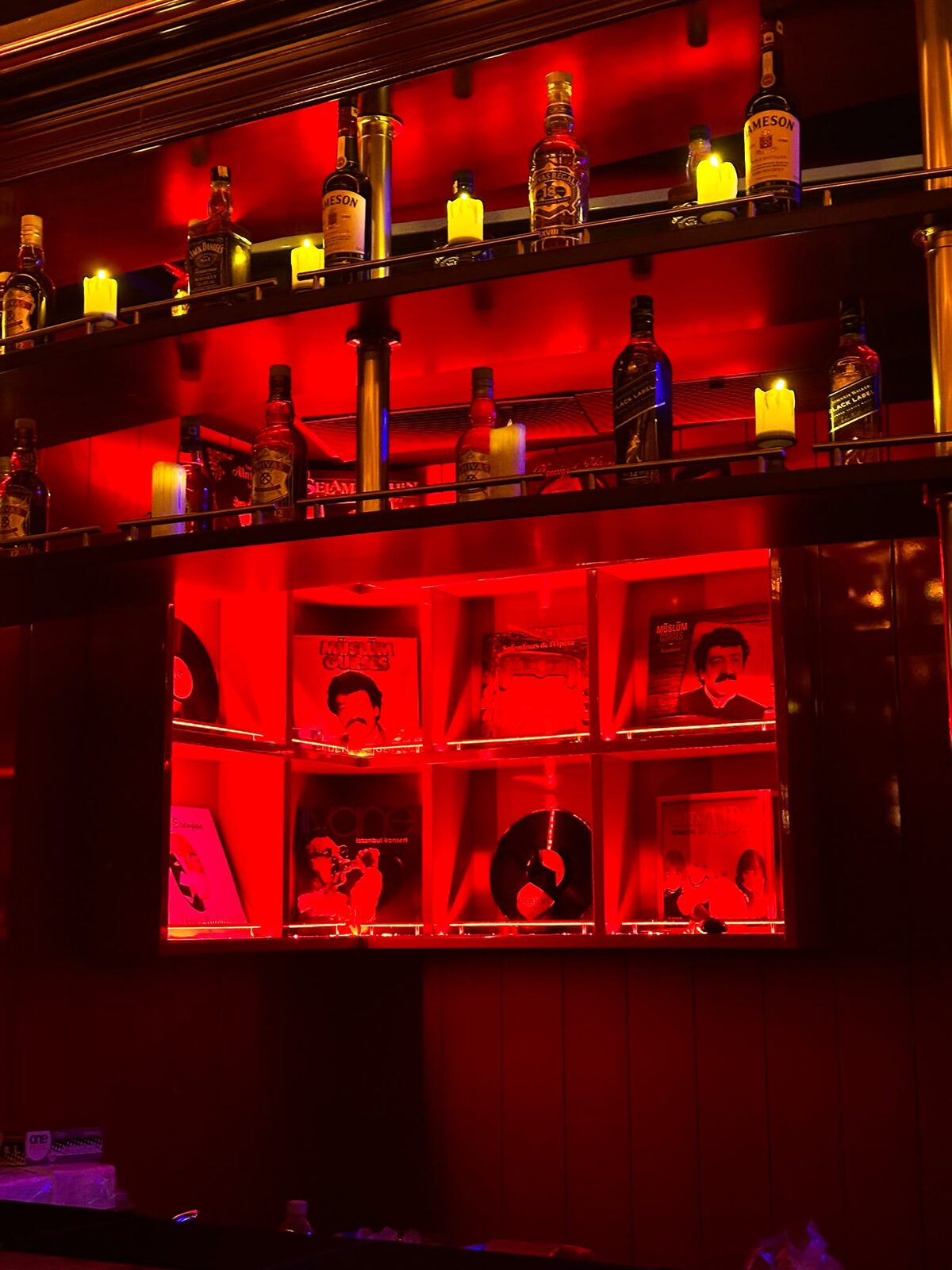Scap Club bar rafı ve içecek koleksiyonu