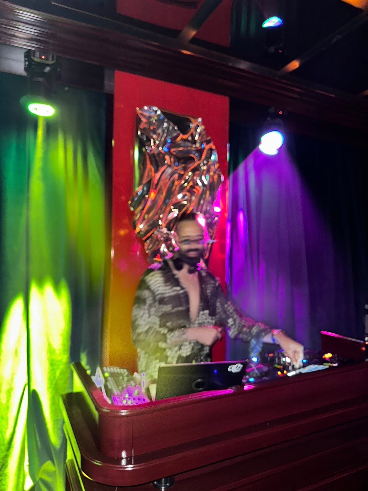 Scap Club lounge, altın heykel ve deniz manzarası
