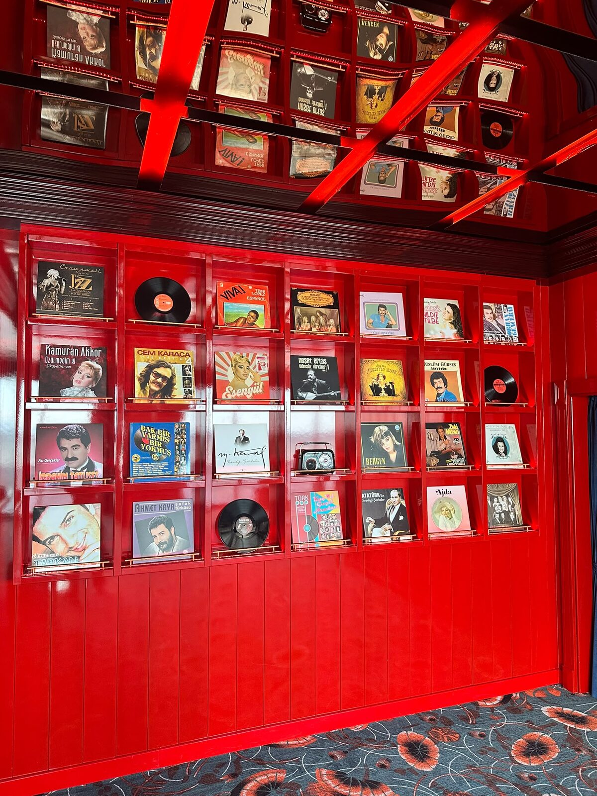 Scap Club vinil plak duvarı